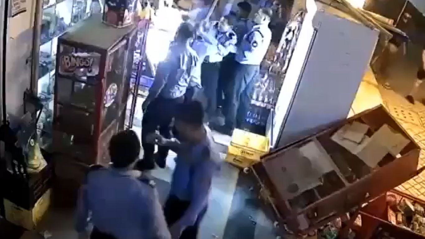 नोएडा में सोसाइटी के सिक्योरिटी गार्डों ने ग्रोसरी स्टोर के मालिक को पीटा, Video