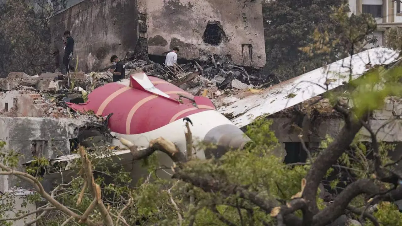 अहमदाबाद प्लेन क्रैश के बाद DGCA का बड़ा एक्शन, Air India को इन 3 कर्मचारियों को बाहर करने का दिया आदेश