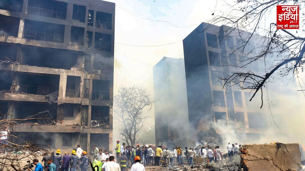 Ahmedabad Plane Crash: 242 लोगों की जान को खतरा, कई की मौत की आशंका, देखिए तस्वीरें