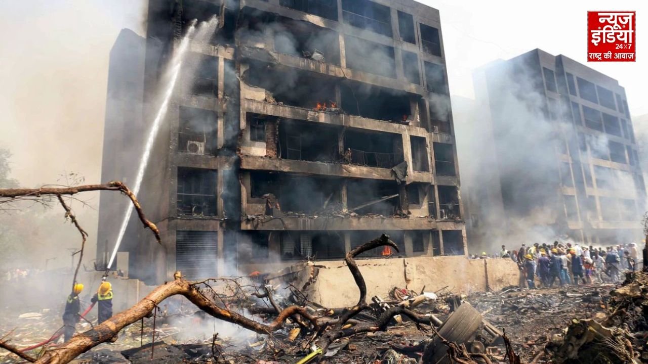 Ahmedabad Plane Crash : अहमदाबाद प्लेन हादसे में यात्रियों के साथ 20 छात्रों की जान…