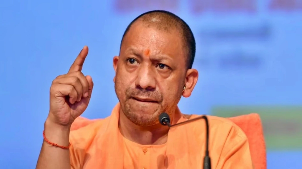 यूपी में बेलगाम ब्यूरोक्रेसी पर चला CM योगी का हंटर, वेटिंग में डाले गए दो IAS अधिकारी