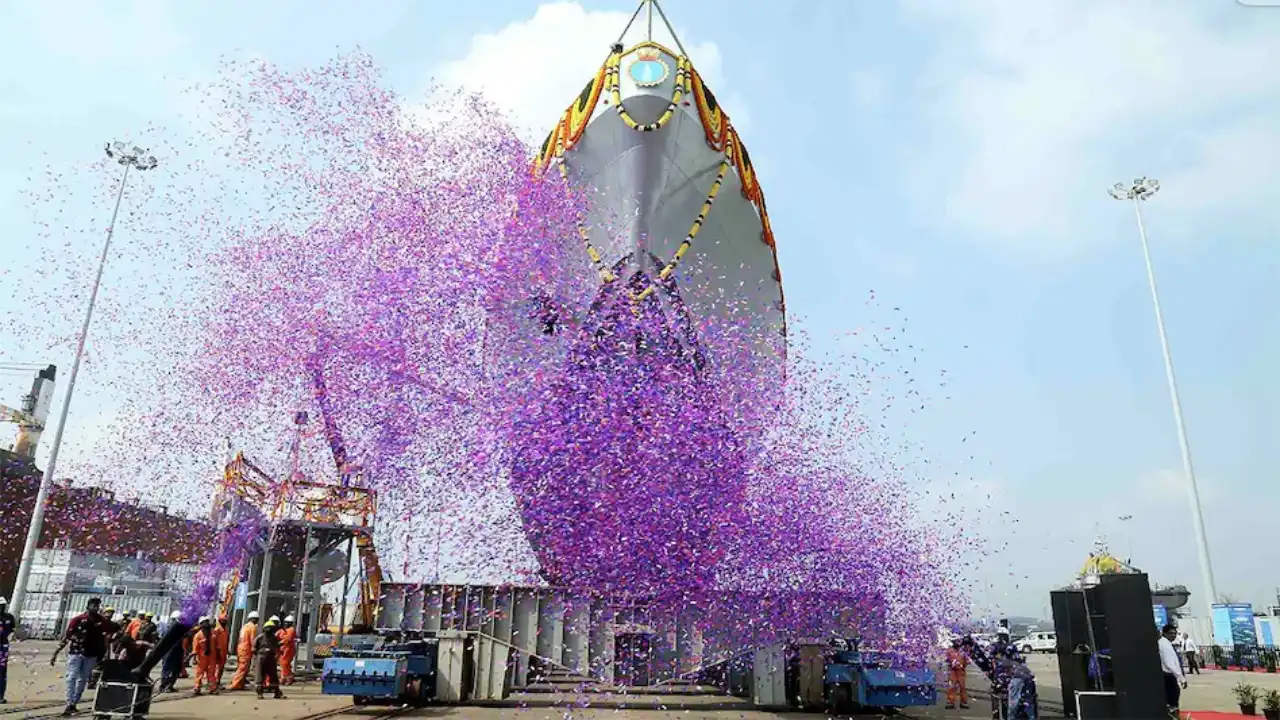 उथले पानी में दुश्मन की पनडुब्बियों का पता लगाएगा INS अर्णाला, देश को मिला पहला शैलो वाटर क्राफ्ट