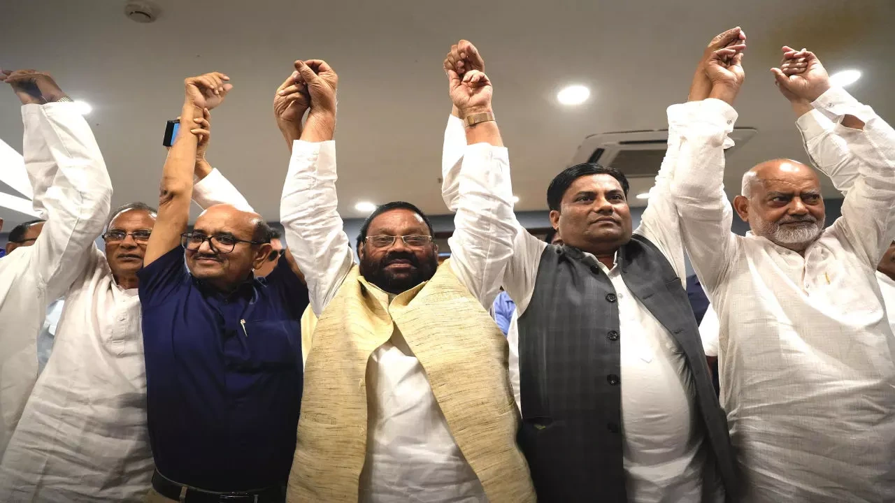 UP में तीसरे मोर्चे की एंट्री! स्वामी मौर्य ने 9 दलों के साथ मिलकर बनाया ‘महागठबंधन’, INDIA-NDA को देंगे टक्कर
