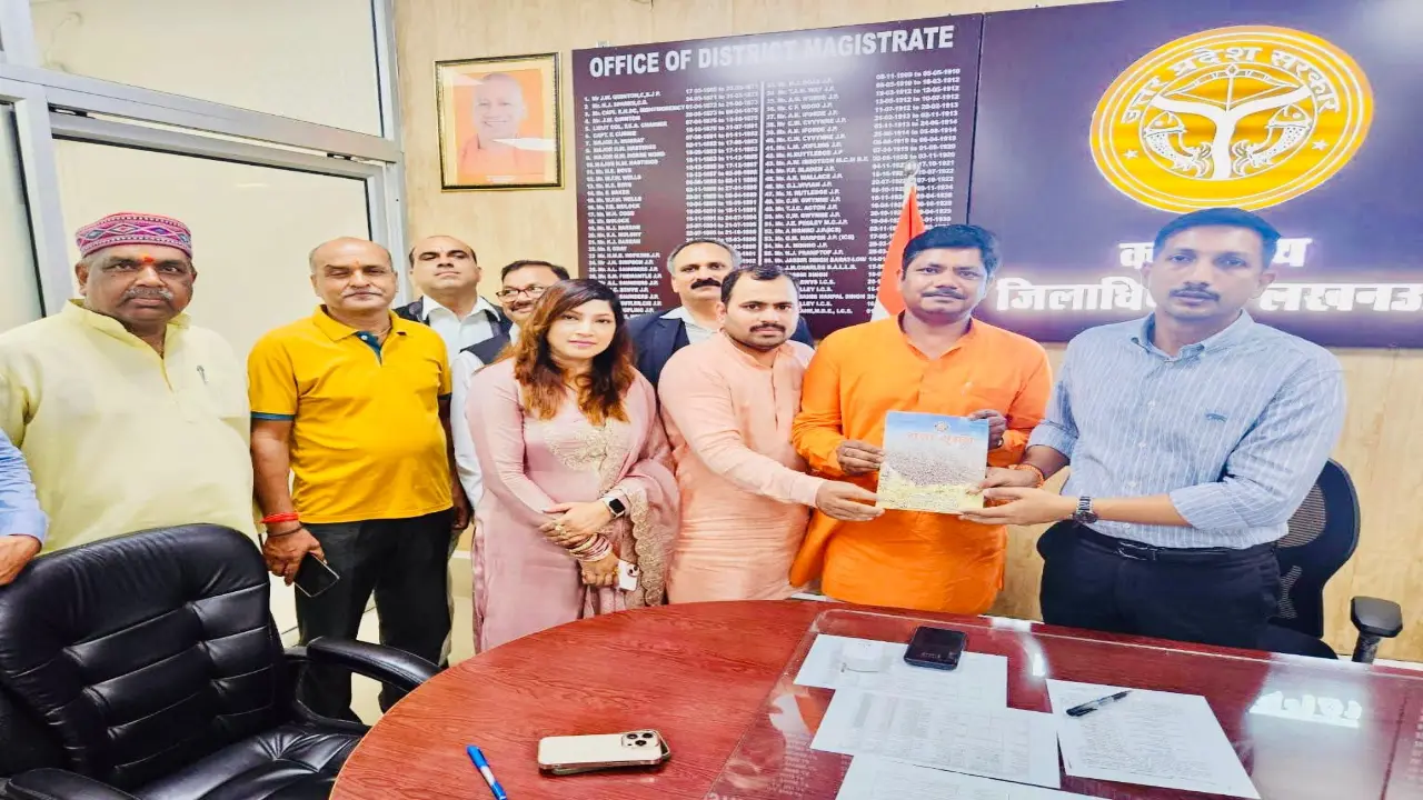मां गोमती की नियमित आरती की मांग, लखनऊ के DM से मिले पुनरुत्थान समिति से जुड़े लोग