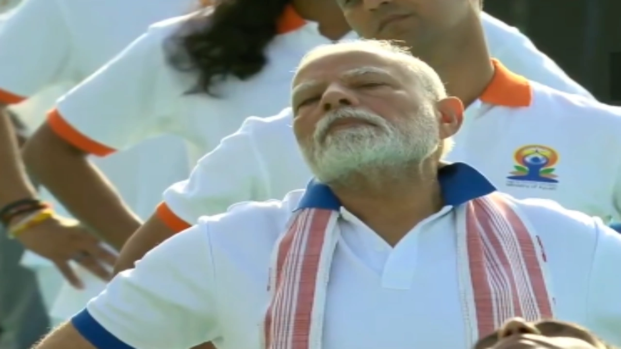 एवरेस्ट की चोटियों से लेकर ओपेरा हाउस की सीढ़ियों तक…तस्वीरों और Video में देखिए दुनिया का योगाभ्यास