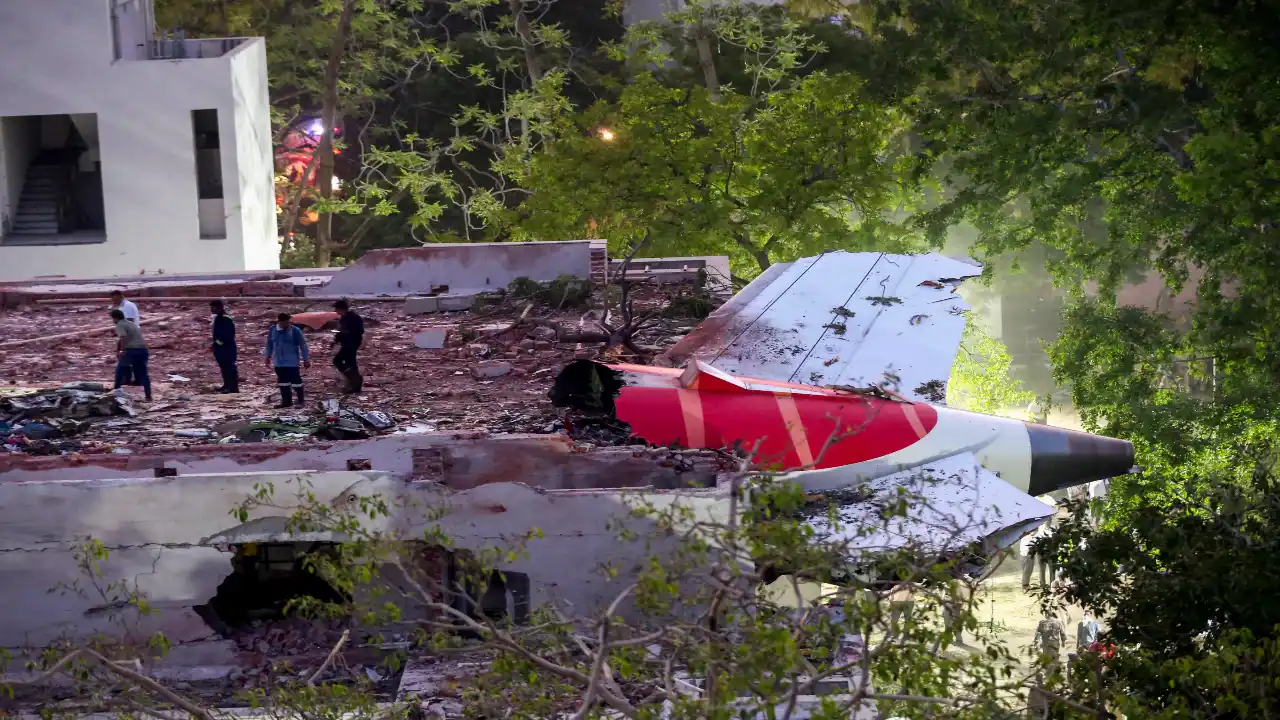 Ahmedabad Plane Crash: अहमदाबाद प्लेन क्रैश मामले में ATS को मिली जांच की जिम्मेदारी, मलबे में मिला DVR