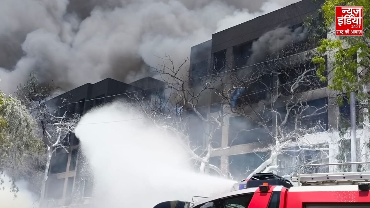 अहमदाबाद में प्लेन क्रैश, हादसे में सभी 242 यात्रियों के मरने की आशंका