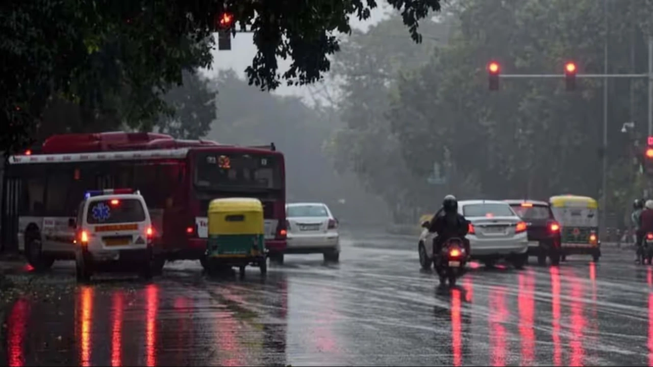 दिल्ली-NCR में झमाझम बारिश, लोगों को मिली झुलसाती गर्मी से राहत