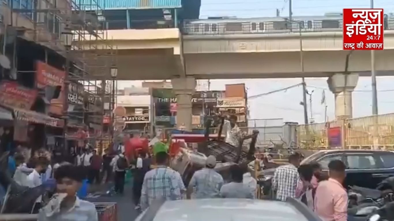 नोएडा की अट्टा मार्किट पर अथॉरिटी का बुल्डोजर एक्शन : अवैध अतिक्रमण को किया ध्वस्त