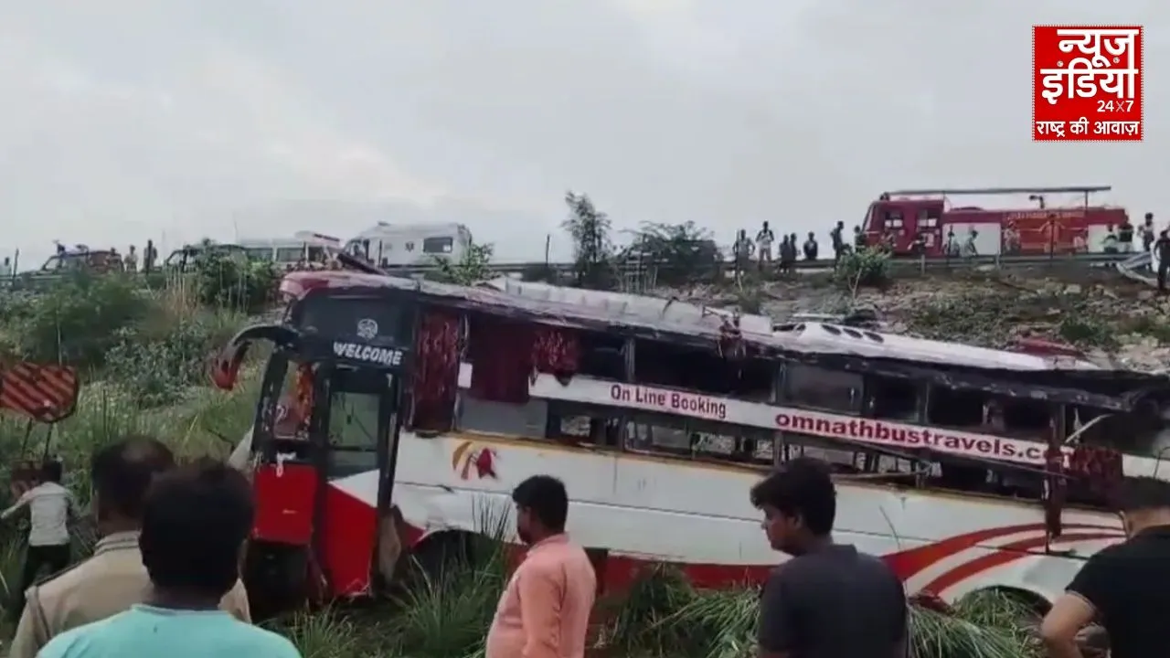 Agra Lucknow Expressway Accident : बिहार से दिल्ली जा रही बस खाई में गिरी, दो की मौत 52 घायल…