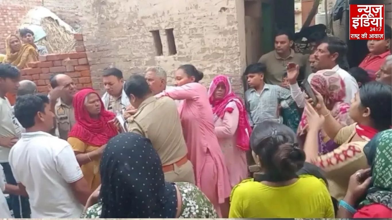 Baghpat : दरवाजा लगाने के लिए भिड़ी महिलाएं, पुलिस से भी की नोकझोंक