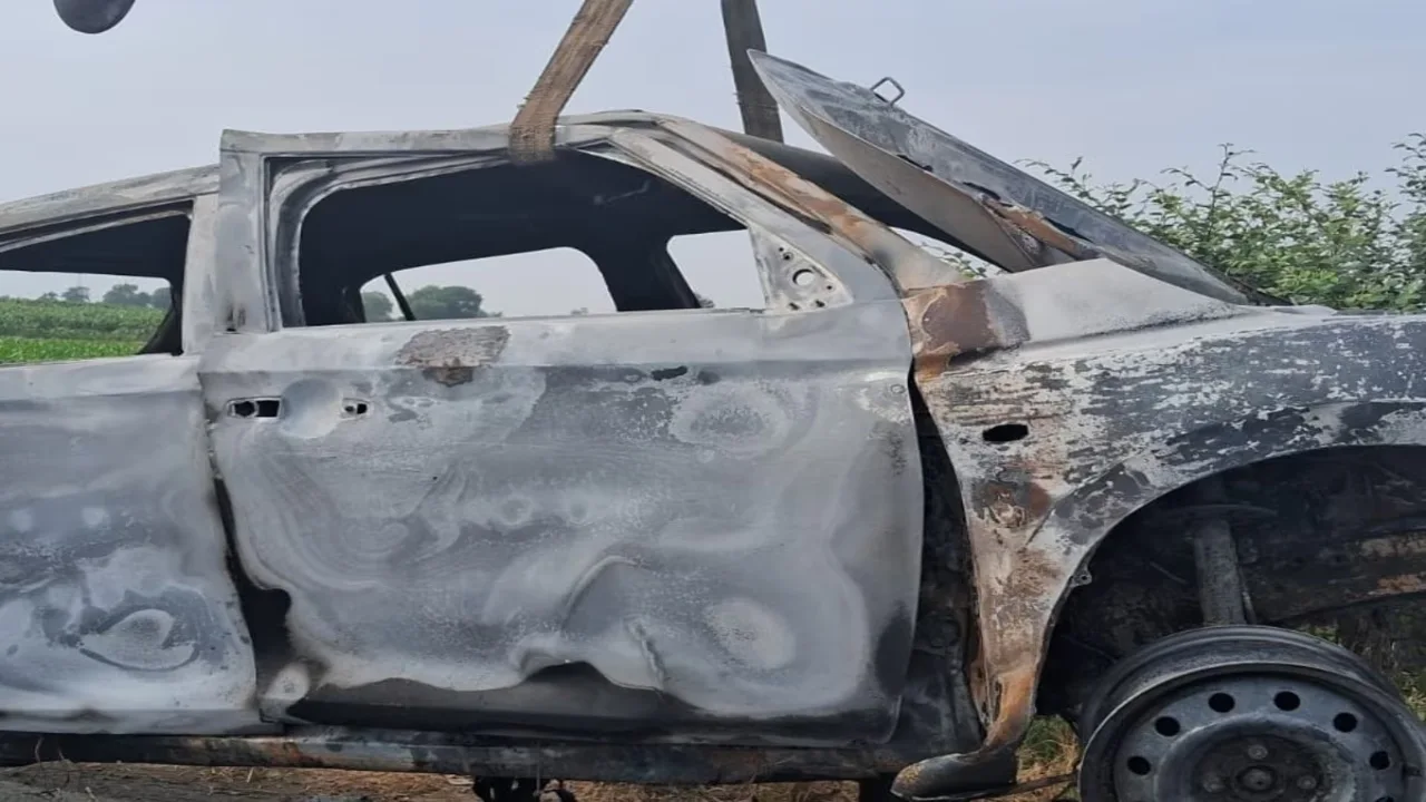 यूपी में बड़ा सड़क हादसा: बदायूं से दिल्ली जा रहे एक ही परिवार के 5 लोग कार में जिंदा जले
