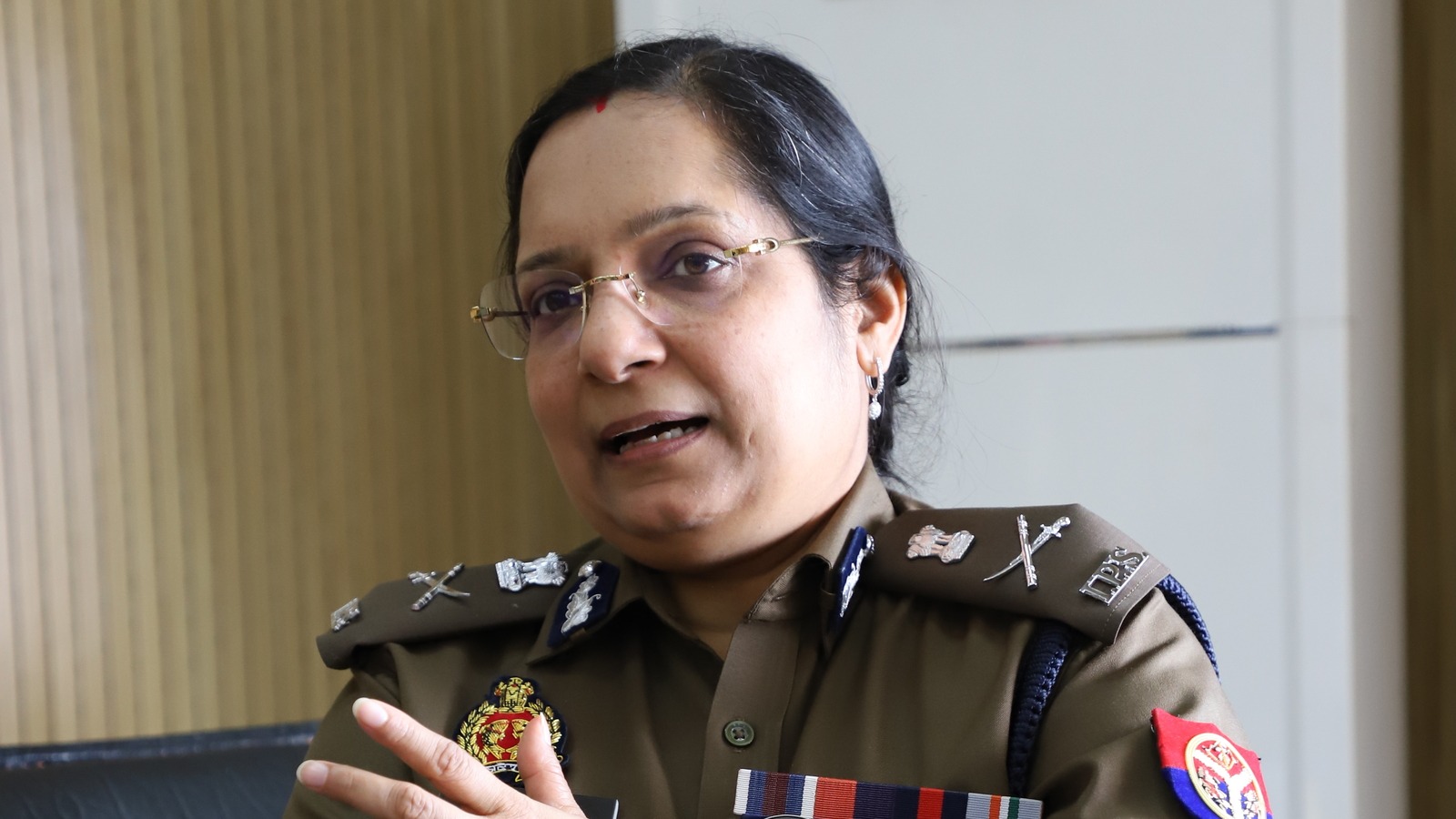 एक्शन मोड में लक्ष्मी सिंह : लापरवाही मिलने पर दो थाना प्रभारियों को हटाया, 6 चौकी इंचार्ज सस्पेंड