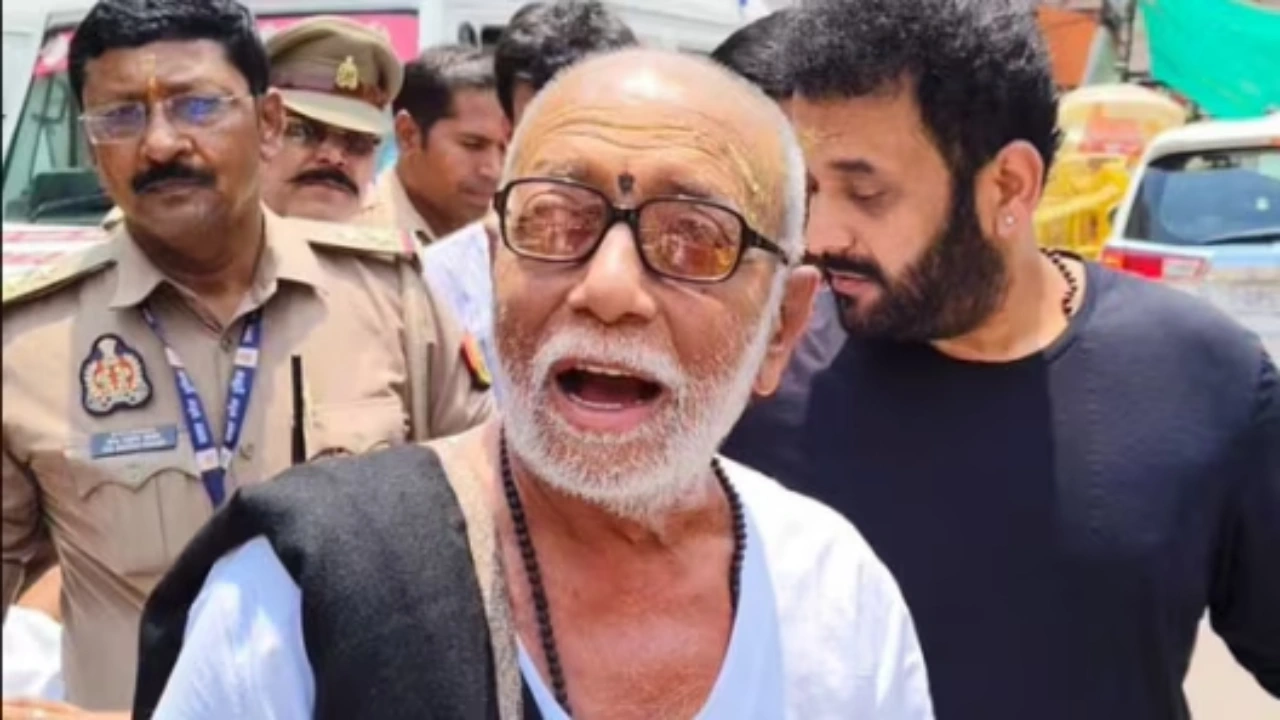पत्नी के निधन के बाद कथा सुनाने पहुंचे मोरारी बापू पर भड़के काशी के संत, हो गया बड़ा बवाल