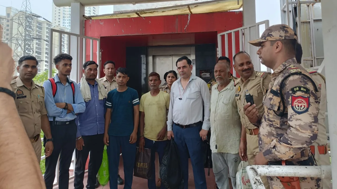 नोएडा एक्सप्रेसवे के फुटओवर ब्रिज की लिफ्ट में फंसे 6 लोग, पुलिस ने टेक्नीशियन की मदद से निकाला