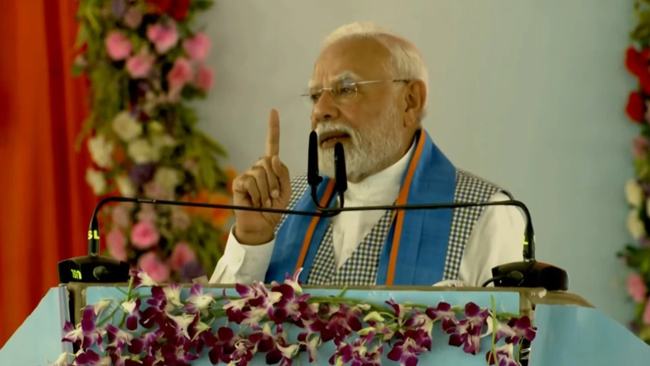 लालटेन-पंजे ने ऐसी लूट-खसोट मचाई… बिहार में गरजे PM मोदी, कहा- घर-घर का करूंगा विकास