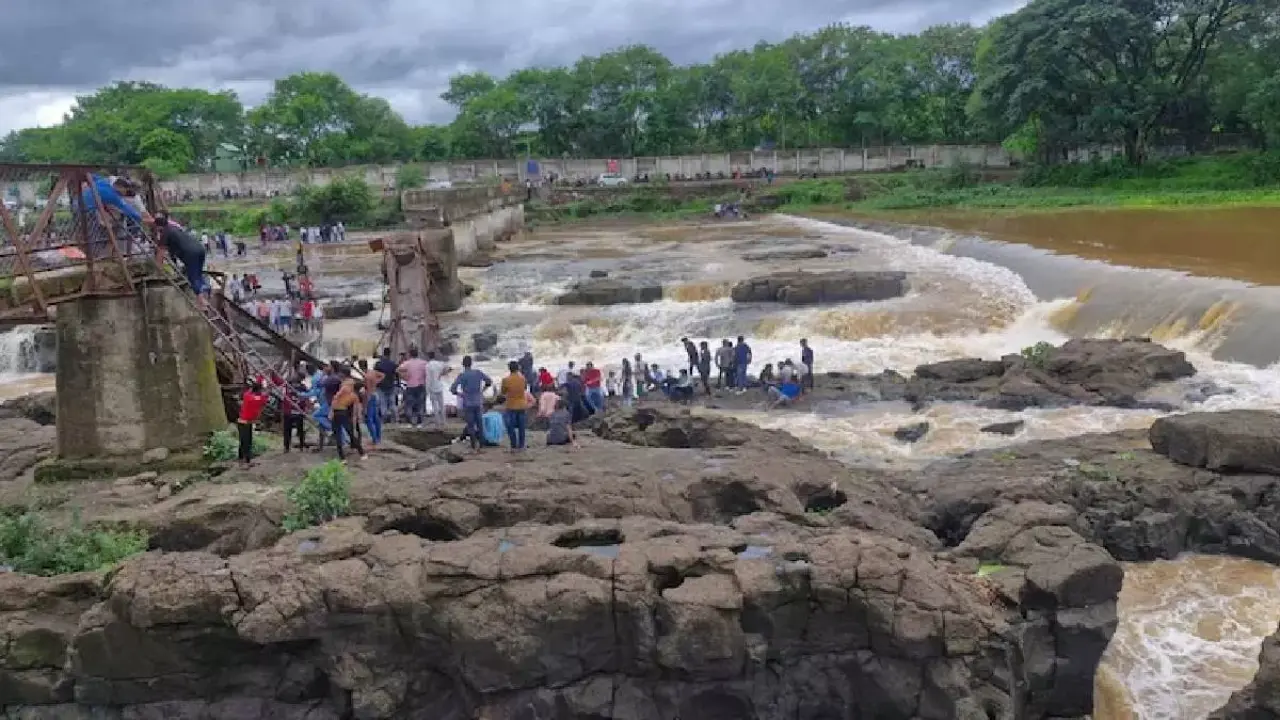 पुणे के कुंडमाला में बड़ा हादसा : इंद्रायणी नदी पर पुल ढहने से डूबे 25-30 लोग, 6 की मौत