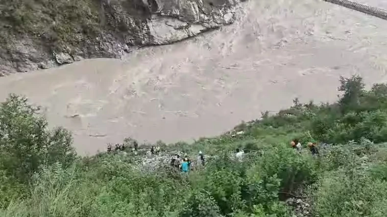 रुद्रप्रयाग के अलकनंदा नदी में समाई बस , 2 की मौत, 9 लापता