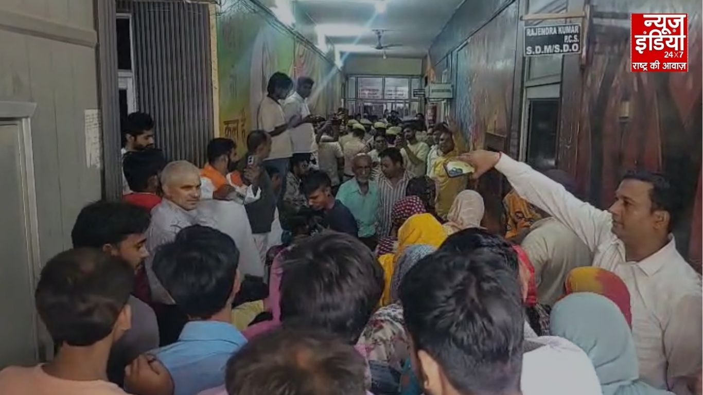 लोनी नगर पालिका में चेयरमैन की मनमानी के खिलाफ जनता और भाजपा सभासदों का हल्लाबोल