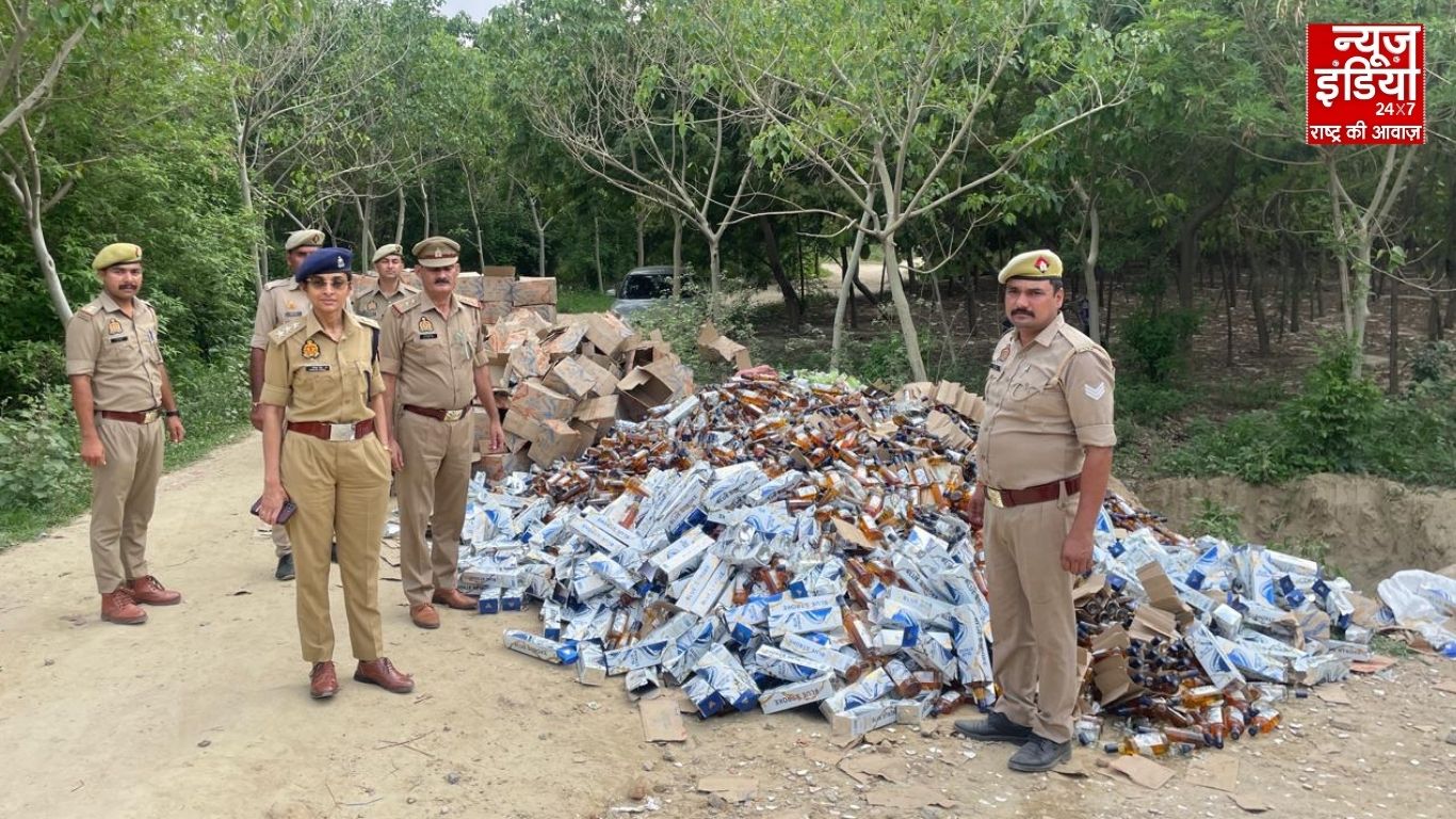 नोएडा पुलिस ने 45 लाख की अवैध शराब पर चलाया बुल्डोजर, कमिश्नर के निर्देश पर बड़ी कार्रवाई