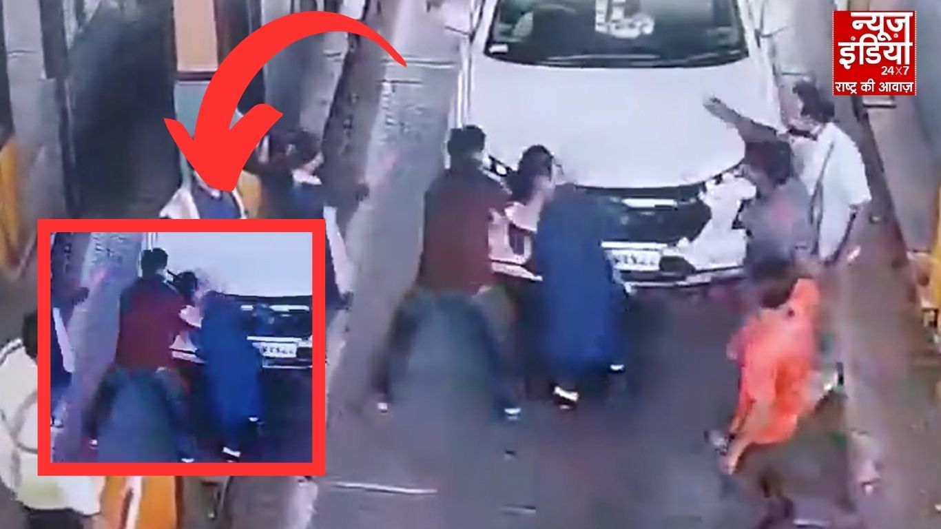 ग्रेटर नोएडा टोल प्लाजा पर दबंगई : महिला टोलकर्मी का गला पकड़कर घसीटा, खौफनाक घटना CCTV में कैद