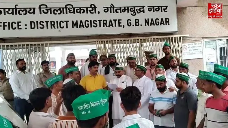 ग्रेटर नोएडा में प्राधिकरण के खिलाफ किसानों ने खोला मोर्चा, डीएम ऑफिस पर जोरदार प्रदर्शन