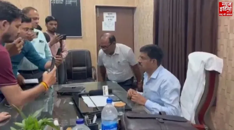 Kanpur CMO fight Kanpur CMO fight