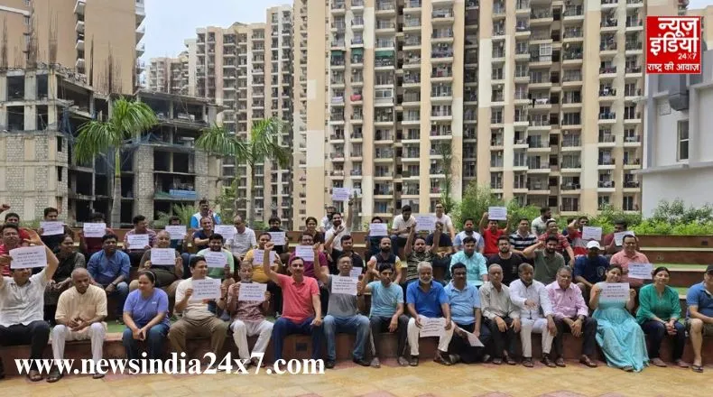 Noida News :  JKG Palm Court में रजिस्ट्री के लिए खरीदारों का हंगामा, बोले- बिल्डर ने हमारा हक छीना