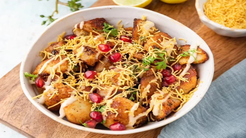 Aloo Chaat: बारिश की शाम हो जाएगी यादगार, घर पर आसानी से बनाएं चटपटी आलू चाट