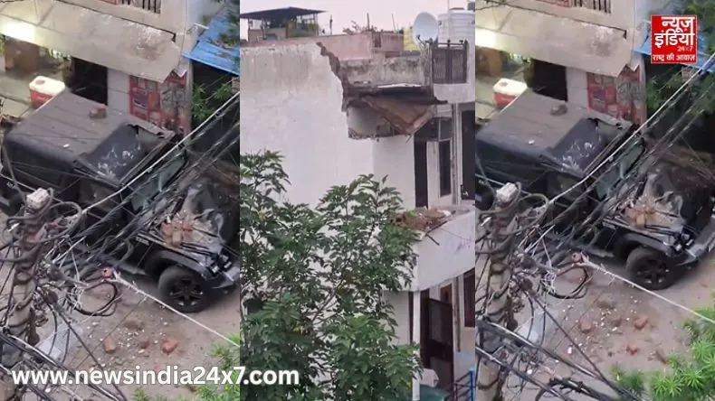 Apartment balcony collapsed in Ghaziabad