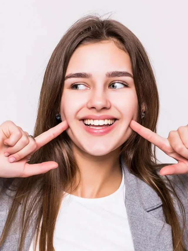 पीले दांतों को सफ़ेद मोतियों की तरह कैसे चमकाएं