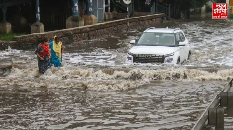 गुरुग्राम में भारी बारिश ने मचाई तबाही : सड़क डूबी, ट्रक पलटे, शहर पानी में समाया
