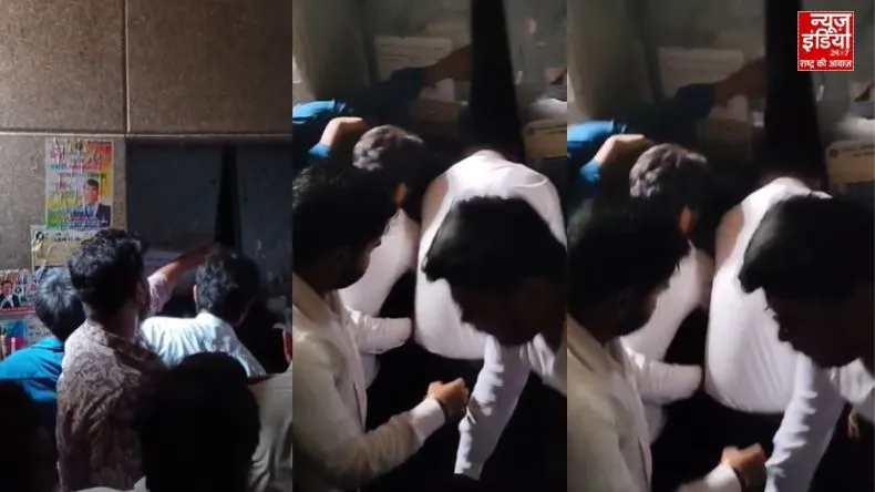 गाजियाबाद कोर्ट की लिफ्ट में फंसे वकील, दरवाजा तोड़कर निकाला बाहर