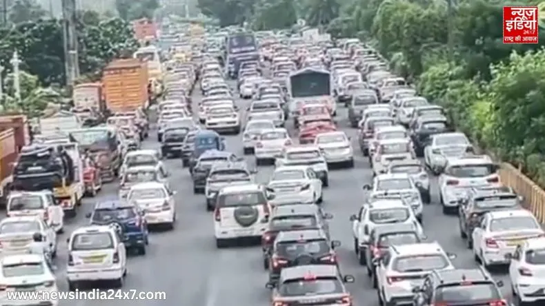 नोएडा-ग्रेटर नोएडा एक्सप्रेसवे पर गेहूं से भरा ट्रक पलटा, घंटों तक लगा जाम, ऑफिस जाने वाले हुए परेशान