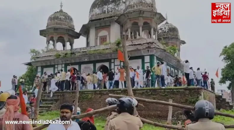 फतेहपुर मकबरा विवाद: बवाल के बाद पुलिस की सख्त कार्रवाई, BJP-सपा व हिंदू संगठनों के 160 लोगों पर केस