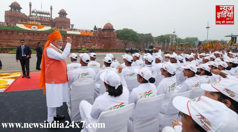 PM को गिफ्ट में मिली मां के साथ वाली तस्वीर..देखिए  लाल किले से 79वां स्वतंत्रता दिवस की झलकियां