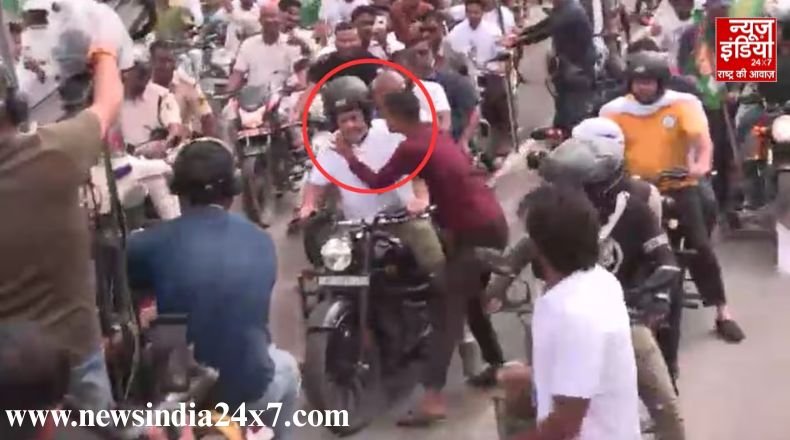 Man kiss rahul gandhi Security lapse during Rahul Gandhi's bike ride in Purnia, youth tried to kiss him