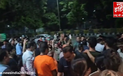 नोएडा की सोसायटी में आवारा कुत्तों को पकड़ने पर हंगामा, आधी रात तक भिड़े डॉग लवर्स और प्रशासन