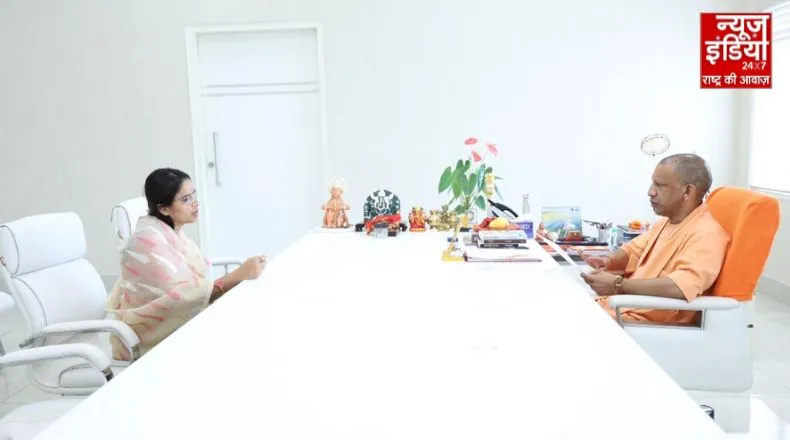 यूपी की सियासत में हलचल : सपा से निष्कासित विधायक पूजा पाल ने की CM योगी से मुलाकात