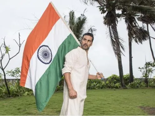 अक्षय कुमार ने ‘Real Hero’ के साथ शेयर की तस्वीर, सोनू सूद ने लहराया तिरंगा, देखें तस्वीरें