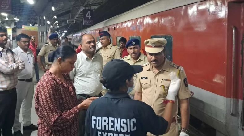मुंबई ट्रेन में हत्या का शॉकिंग मामला : टॉयलेट में मिला मासूम की लाश, अपहरण की आशंका