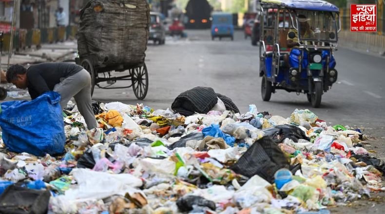 Those who throw garbage on the roadside should be careful! In Noida