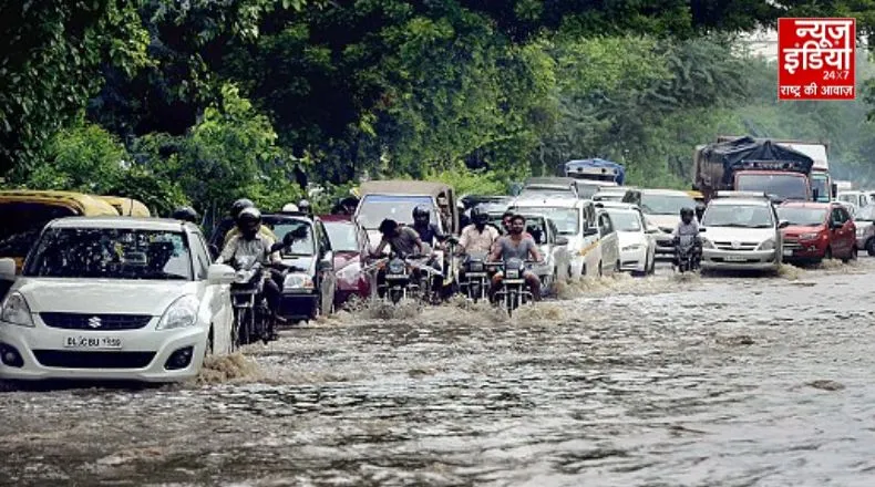 भारी बारिश से गाजियाबाद जलमग्न, सड़कों पर जाम, नगर निगम पर बरसे लोग