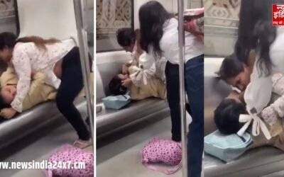 दिल्ली मेट्रो में आपका स्वागत है! सीट के लिए एक दूसरे की जान की दुश्मन बनी महिलाएं, कोच को बनाया अखाड़ा