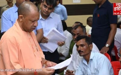 पहली बार काशी में सीएम योगी का ‘जनता दर्शन’, एक-एक की सुनी परेशानी, दिए निर्देश