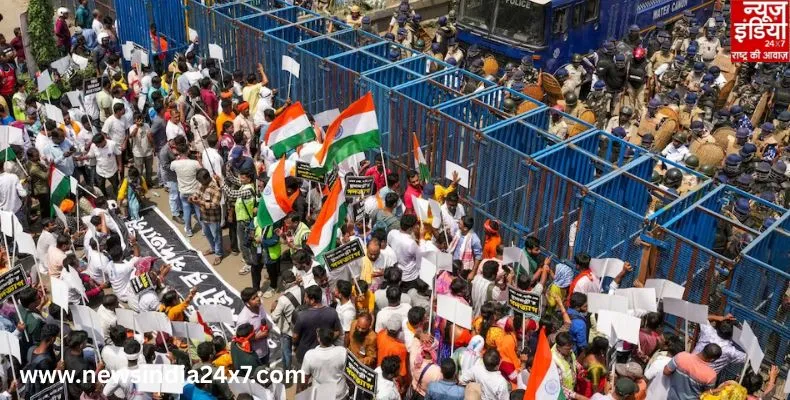 ममता की पुलिस ने मारपीट की, मेरी चूड़ियां तोड़ी गई’  RG Kar पीड़िता की मां ने नबान्न मार्च के दौरान पुलिस पर लगाया आरोप