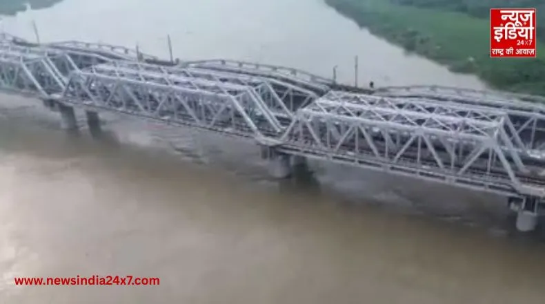 दिल्ली : खतरे के निशान से पार यमुना नदी, बाढ़ की चेतावनी जारी