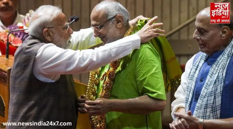 उप-राष्ट्रपति चुनाव: PM मोदी ने राधाकृष्णन को शॉल ओढ़ा कर किया सम्मानित, NDA से की समर्थन की अपील