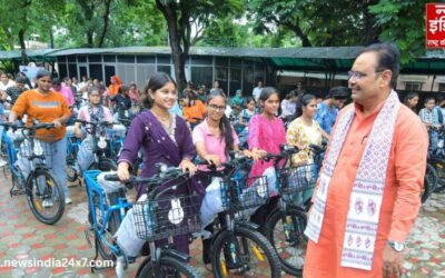 राजस्थान के सीएम ने बांटी ई-साइकिल, बालिकाओं के सपनों को दी नई उड़ान
