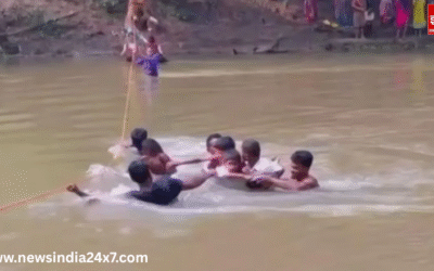 कंधमाल में पुल का अभाव, जान जोखिम में डालकर नदी पार करते ग्रामीण